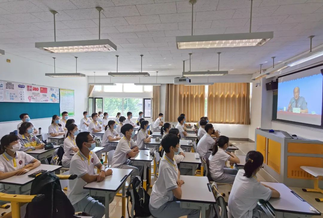 张军第四次到北京二中与师生共话未成年人保护
